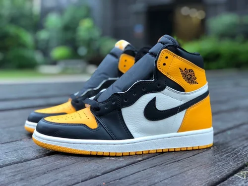 Air Jordan 1 High 555088-711 Black Yellow Toe Retro