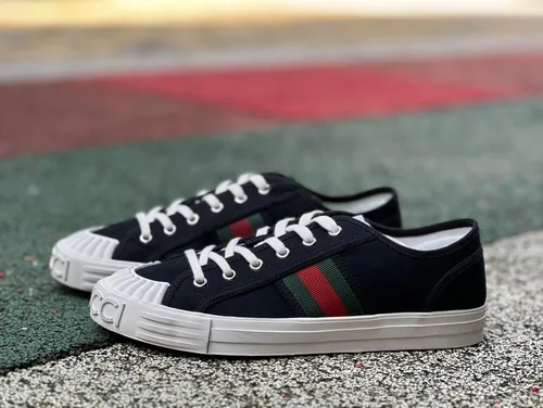 GUCCI Cotton Round-Toe Lace-Up Low-Top Sneakers in Black & Red