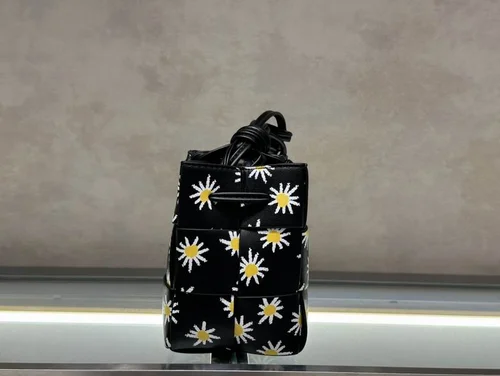 11 Bottega Veneta Bucket Bag Small Drawstring Women Luxury Leather