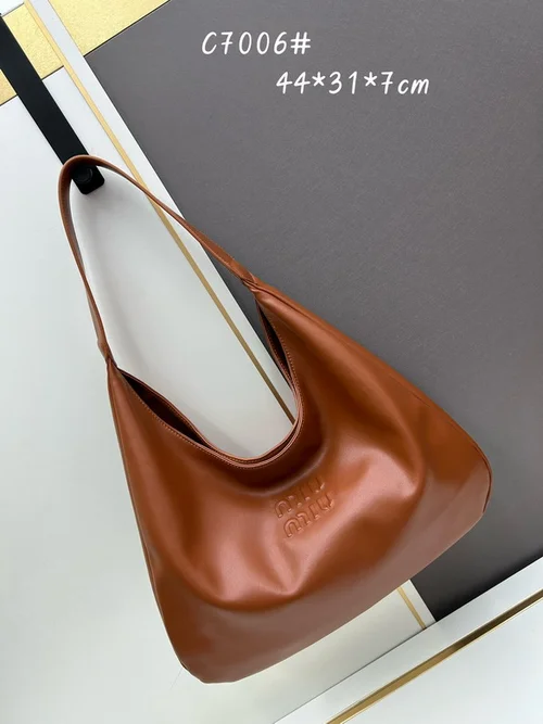 11 Miu Miu Underarm Pouch Small Women Luxury Matelasse