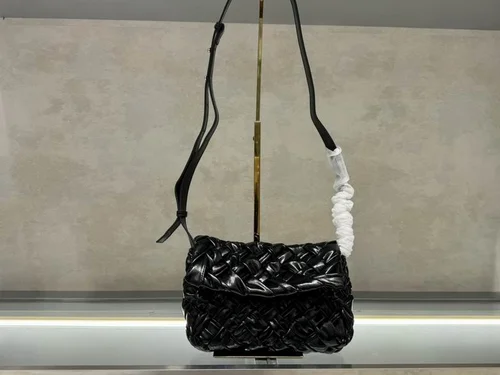 11 Bottega Veneta Rumple Messenger Crossbody Bag Women Luxury Casual