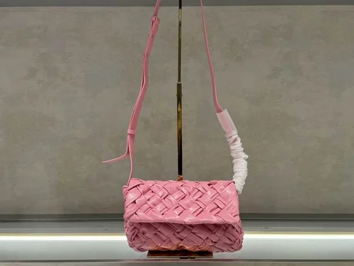 11 Bottega Veneta Rumple Messenger Crossbody Bag Women Luxury Casual