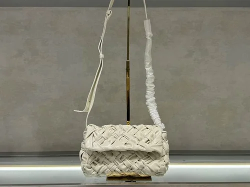 11 Bottega Veneta Rumple Messenger Crossbody Bag Women Luxury Casual
