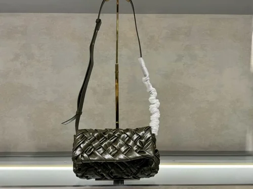 11 Bottega Veneta Rumple Messenger Crossbody Bag Women Luxury Casual