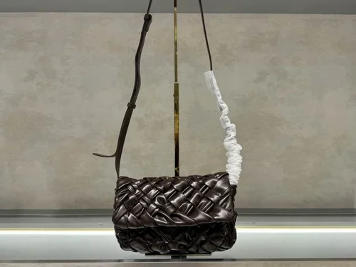 11 Bottega Veneta Rumple Messenger Crossbody Bag Women Luxury Casual