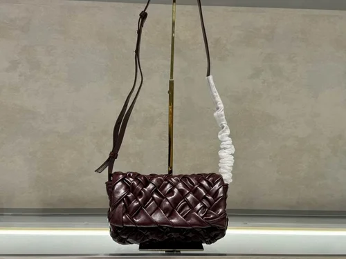 11 Bottega Veneta Rumple Messenger Crossbody Bag Women Luxury Casual