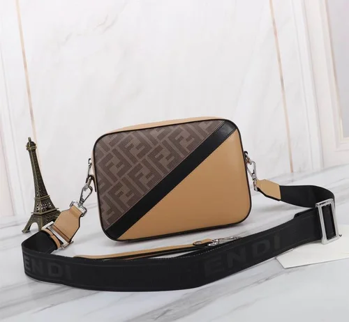 11 Fendi Women's Shoulder Bags Medium Luxury Leather Designer