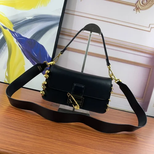 11 Fendi Women's Shoulder Bags Medium Luxury Leather Designer