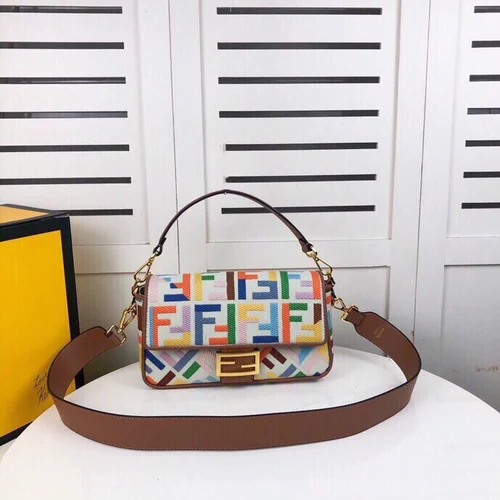 11 Fendi Women's Shoulder Bags Medium Luxury Leather Designer