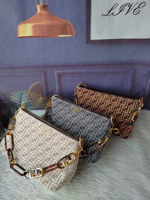 11 Fendi Women's Shoulder Bags Medium Luxury Leather Designer