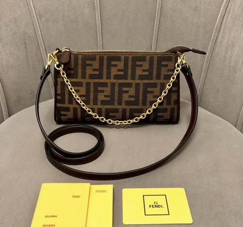 11 Fendi Women's Shoulder Bags Medium Luxury Leather Designer