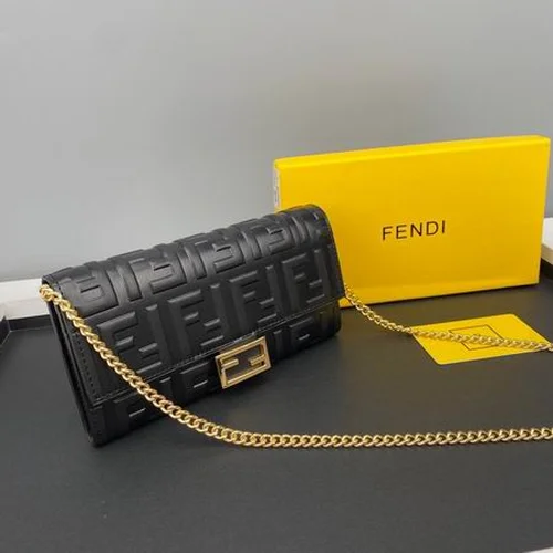 11 Fendi Women's Shoulder Bags Medium Luxury Leather Designer
