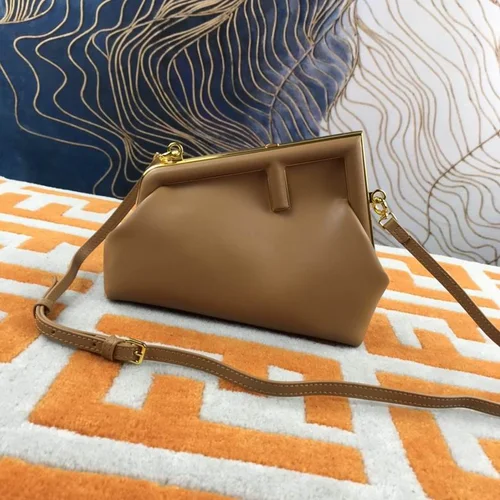 11 Fendi Women's Shoulder Bags Medium Luxury Leather Designer