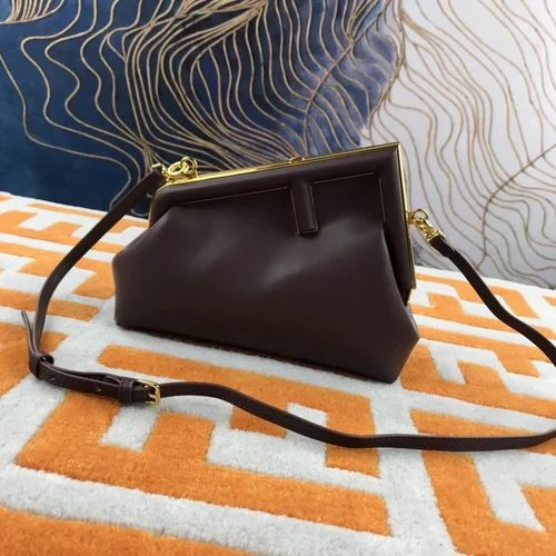 11 Fendi Women's Shoulder Bags Medium Luxury Leather Designer