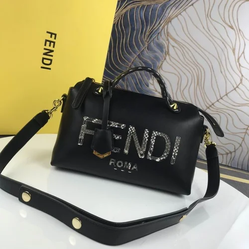 11 Fendi Women's Shoulder Bags Medium Luxury Leather Designer