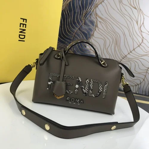 11 Fendi Women's Shoulder Bags Medium Luxury Leather Designer