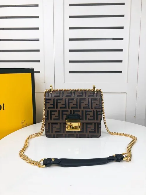 11 Fendi Women's Shoulder Bags Medium Luxury Leather Designer