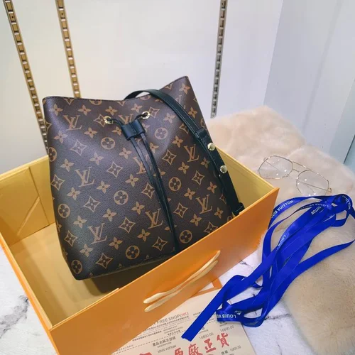 11 Louis Vuitton Original Bucket Bag Authentic Monogram Canvas