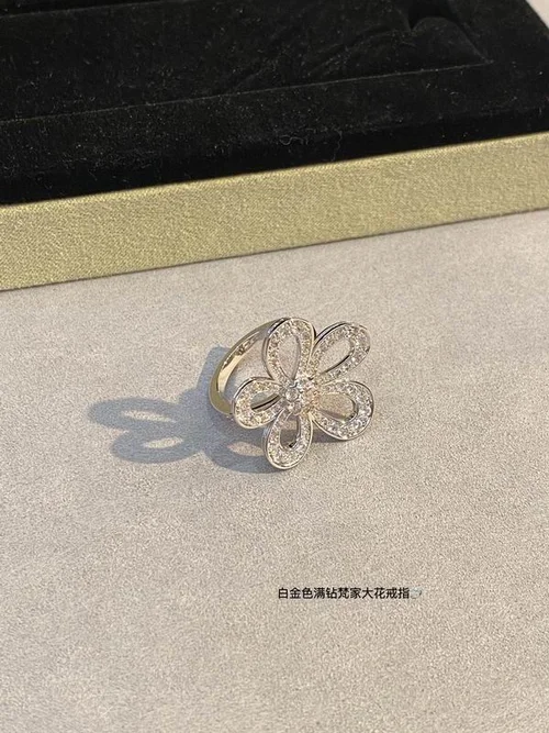 Van Cleef & Arpels Van Cleef & Arpels ring