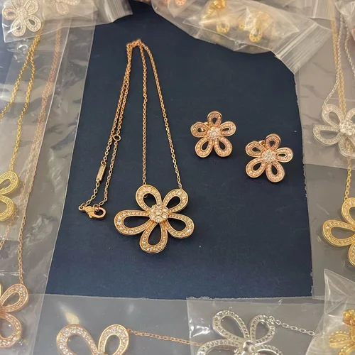 Van Cleef & Arpels Van Cleef & Arpels suits