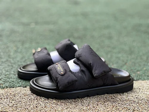 LOUIS VUITTON Pool Pillow Comfort Slides Black