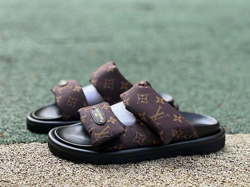 LOUIS VUITTON Pool Pillow Comfort Slides Brown