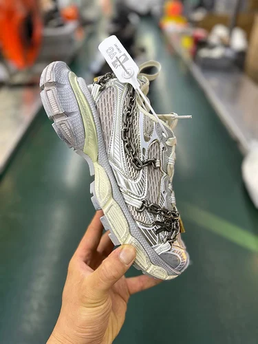 VG Pure Original Balenciaga Phantom Sneaker 3XL Light Beige Chain Lock W3XPL1882