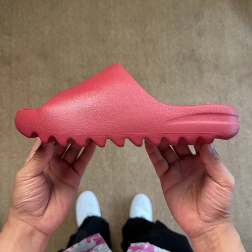 Yeezy Slides Burgundy (Matte) ID5988
