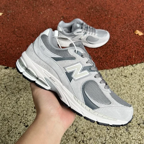 NB2002RST Grey Sneakers