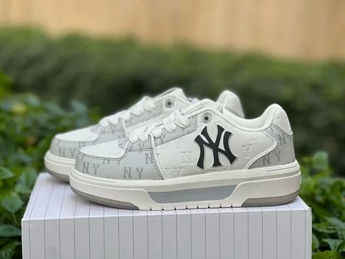 MLB White Grey Yankees Classic Low Top 3ASXM036N-50GRS