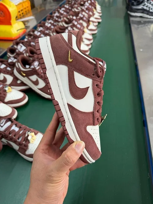 CS Version Dunk Year of the Horse Gold Hook Red Brown IB4417-104